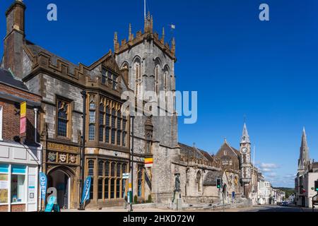 England, Dorset, Dorchester, die High Street mit dem County Museum und der St. Peter's Church Stockfoto