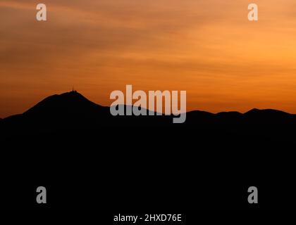 Blick auf Puy-de-Dôme und die Vulkane in der französischen Auergne bei Sonnenuntergang Stockfoto