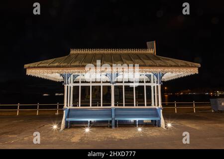 England, Dorset, Weymouth, Weymouth Esplanade, prunkvolles viktorianisches Strandhaus bei Nacht Stockfoto