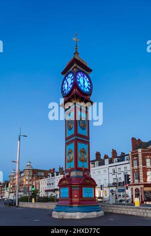 England, Dorset, Weymouth, Weymouth Esplanade, der Jubilee Clock Tower, der 1888 zum Gedenken an das Goldene Jubiläum von Königin Victoria errichtet wurde Stockfoto