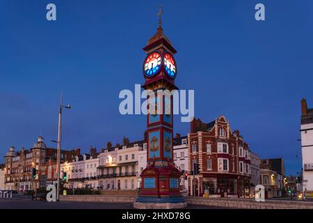 England, Dorset, Weymouth, Weymouth Esplanade, der Jubilee Clock Tower, der 1888 zum Gedenken an das Goldene Jubiläum von Königin Victoria errichtet wurde Stockfoto