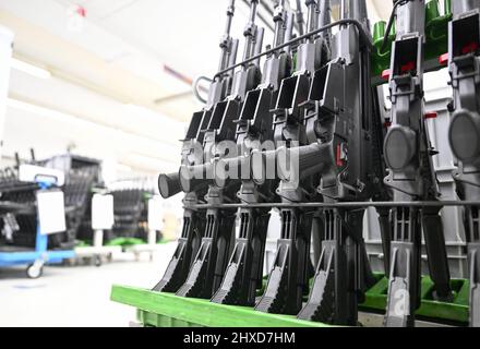 Oberndorf, Deutschland. 28.. Februar 2022. In der Produktionshalle des Waffenherstellers Heckler & Koch in Oberndorf werden HK416 fertig gestellte Sturmgewehre aufgestellt. Quelle: Bernd Weißbrod/dpa/Alamy Live News Stockfoto