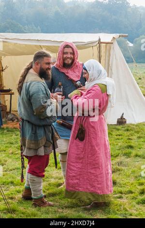 England, East Sussex, Battle, The Annual Battle of Hastings 1066 Re-enactment Festival, Teilnehmer gekleidet in mittelalterliche Kostüme Stockfoto