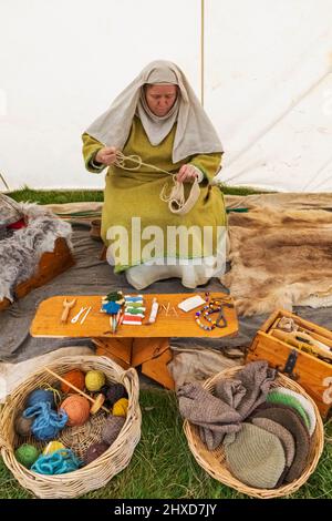 England, East Sussex, Battle, The Annual Battle of Hastings 1066 Re-enactment Festival, Teilnehmerin in mittelalterlicher Kostümstrick Stockfoto