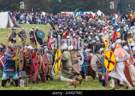 England, East Sussex, Battle, The Annual Battle of Hastings 1066 Re-enactment Festival, Teilnehmer gekleidet in Medieval Armor Fighting a Battle Stockfoto