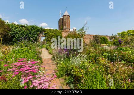 England, Kent, Cranbrook, Sissinghurst Castle, Gardens und Castle Tower Stockfoto