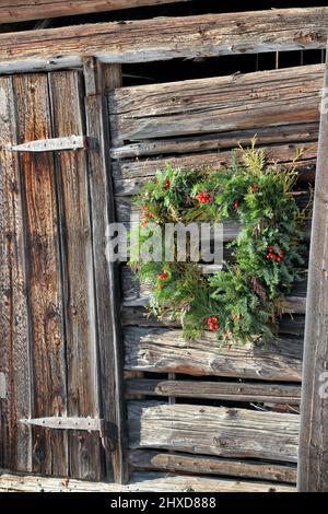 Dekoratives Herz auf Holzwand, Mittenwald, Deutschland, Bayern, Oberbayern, Werdenfelser Land, Isartal Stockfoto