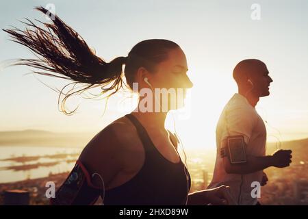 Früh aufstehen, um am Morgen zu joggen. Aufnahme eines jungen Paares, das im Freien trainiert. Stockfoto