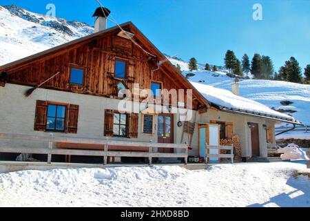 Winterwanderung zur Juifen Alm 2022m im Sellraintal, Österreich, Tirol, Urlaub, Winter, Wanderweg, Sonne Stockfoto