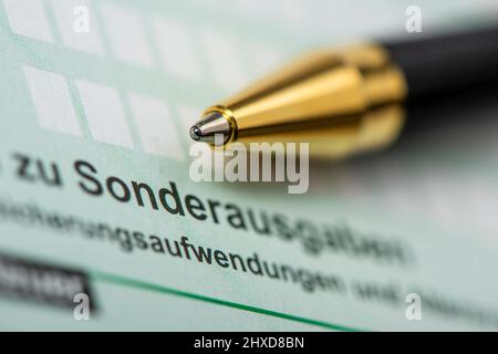 Steuererklärung für Finanzamt mit Formular Stockfoto