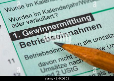 Steuererklärung für Finanzamt mit Formular Stockfoto