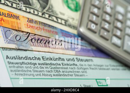 Steuererklärung für Finanzamt mit Formular Stockfoto