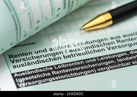 Steuererklärung für Finanzamt mit Formular Stockfoto