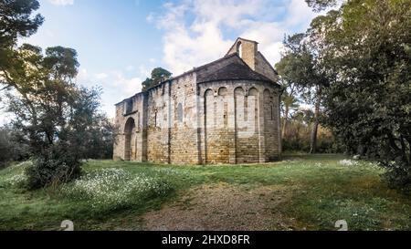 Kapelle von Saint Germain de la Serre in der Nähe von Cesseras. Es wurde im XI - XII Jahrhundert erbaut. Es hat einen romanisch-lombardischen Kopf mit einer einzigen Apsis. Monument historique. Das Gemeindegebiet gehört zum Regionalen Naturpark Haut Languedoc. Stockfoto