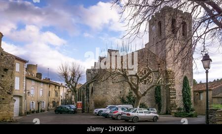 Die Kirche des Heiligen Geniès in Cesseras wurde im 15. Jahrhundert im spätgotischen Stil erbaut. Monument historique. Das Gemeindegebiet gehört zum Regionalen Naturpark Haut-Languedoc. Stockfoto