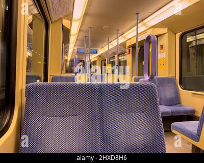 Das Innere einer verlassenen Straßenbahn am Abend Stockfoto