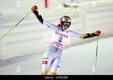 Petra Vlhova aus der Slowakei reagiert darauf, nachdem sie am 11. März 2022 in Are, Schweden, den Riesenslalom der Frauen beim FIS Alpinen Ski-Weltcup gewonnen hat. Foto: Pontus Lundahl / TT / Code 10050 Stockfoto