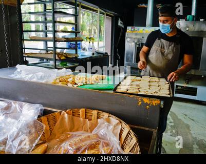 Herstellung von Croutons, im Besitz einer Frau handwerkliche Brotladen, L'Artisa, in der hippen Gegend von La Condesa, Mexiko-Stadt, Mexiko Stockfoto