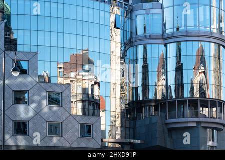 Reflexion eines historischen Gebäudes in einer modernen Glasfront des Haas-Hauses am Wiener St. Stephens-Platz Stockfoto