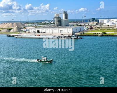 Port Canaveral, FL USA - 13. September 2021: Ein Blick auf die Schifffahrt und Kreuzfahrt Port Canaveral in der Nähe von Orlando, Florida. Stockfoto