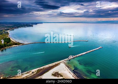 Der Eingang des kleinen Hafens neben Alyki Kitrous, Pieria, Zentralmakedonien, Griechenland. Stockfoto