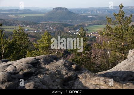 Blick von Papststein auf Lilienstein, Tafelberg im Elbsandsteingebirge, am Malerweg, Papstdorf, Sachsen, Deutschland Stockfoto