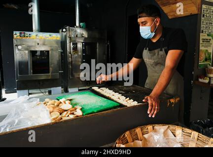 Frau besaß ein handwerkliches Brotgeschäft, L'Artisa, in der hippen Gegend von La Condesa, Mexiko-Stadt, Mexiko Stockfoto