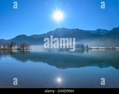 Deutschland, Bayern, Oberbayern, Tölzer Land, Schlehdorf am Kochelsee, Kochelsee gegen Herzogstand Stockfoto