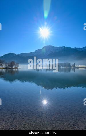 Deutschland, Bayern, Oberbayern, Tölzer Land, Schlehdorf am Kochelsee, Kochelsee gegen Herzogstand Stockfoto