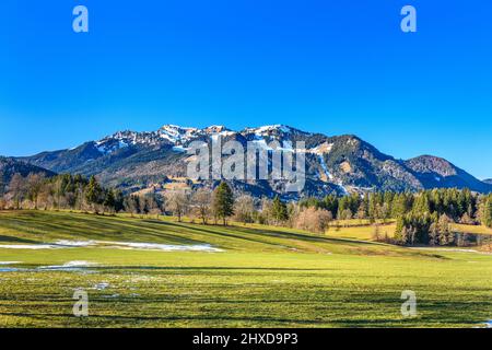 Deutschland, Bayern, Oberbayern, Tölzer Land, Isarwinkel, Lenggries, Isartal gegen Brauneck, Blick über Hohenreuth Stockfoto