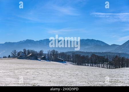 Deutschland, Bayern, Oberbayern, Tölzer Land, Bad Tölz, Ortsteil Oberhof gegen Brauneck und Benediktenwand, Blick auf Röckl-Kapelle Stockfoto