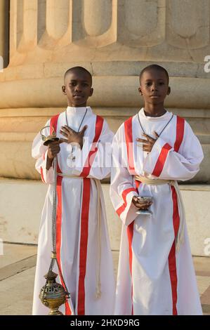 ELFENBEINKÜSTE, Yamoussoukro, Religion, christlicher Glaube, römisch-katholische Basilika unserer Lieben Frau des Friedens, Akolyt, zwei junge Massendiener Stockfoto