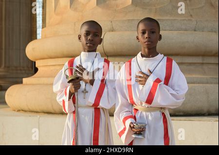 ELFENBEINKÜSTE, Yamoussoukro, Religion, christlicher Glaube, römisch-katholische Basilika unserer Lieben Frau des Friedens, Akolyt, zwei junge Massendiener Stockfoto