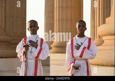 ELFENBEINKÜSTE, Yamoussoukro, Religion, christlicher Glaube, römisch-katholische Basilika unserer Lieben Frau des Friedens, Akolyt, zwei junge Massendiener Stockfoto