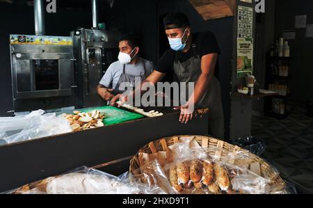 Frau besaß ein handwerkliches Brotgeschäft, L'Artisa, in der hippen Gegend von La Condesa, Mexiko-Stadt, Mexiko Stockfoto