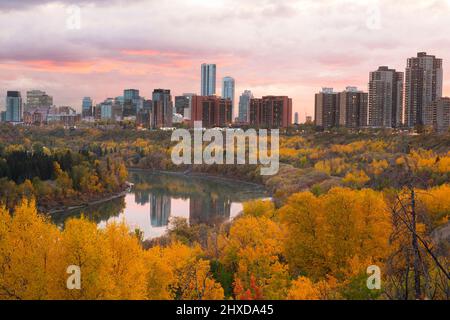 Skyline von Edmonton und der North Saskatchewan River im Herbst, Edmonton, Alberta, Kanada Stockfoto