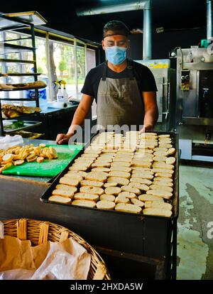 Herstellung von Croutons, im Besitz einer Frau handwerkliche Brotladen, L'Artisa, in der hippen Gegend von La Condesa, Mexiko-Stadt, Mexiko Stockfoto