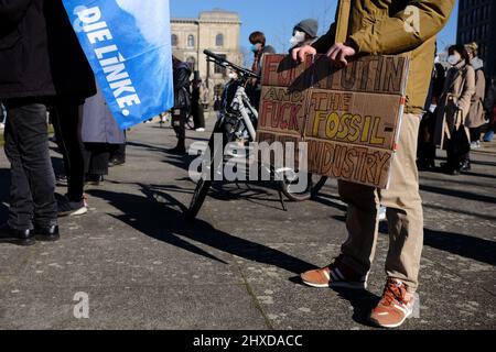 Deutschland, Berlin, 11. März 2022: Rund 200 Menschen protestieren im Berliner Regierungsbezirk gegen den Russlandkrieg gegen die Ukraine. Nach einem Aufruf der Klimaschutzinitiative Fridays for Future stehen die Demonstranten solidarisch mit der ukrainischen Bevölkerung und fordern Unabhängigkeit von russischen fossilen Energieimporten sowie massive Investitionen in erneuerbare Energien für Deutschland und die EU.Jugendliche protestieren im Berliner Regierungsbezirk gegen den Russlandkrieg Zur Ukraine. Nach einem Aufruf der Klimaschutzinitiative Fridays for Future stehen die Demonstranten solidarisch mit Th Stockfoto