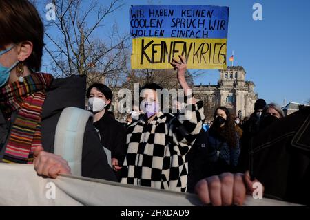 Deutschland, Berlin, 11. März 2022: Rund 200 Menschen protestieren im Berliner Regierungsbezirk gegen den Russlandkrieg gegen die Ukraine. Nach einem Aufruf der Klimaschutzinitiative Fridays for Future stehen die Demonstranten solidarisch mit der ukrainischen Bevölkerung und fordern Unabhängigkeit von russischen fossilen Energieimporten sowie massive Investitionen in erneuerbare Energien für Deutschland und die EU.Jugendliche protestieren im Berliner Regierungsbezirk gegen den Russlandkrieg Zur Ukraine. Nach einem Aufruf der Klimaschutzinitiative Fridays for Future stehen die Demonstranten solidarisch mit Th Stockfoto