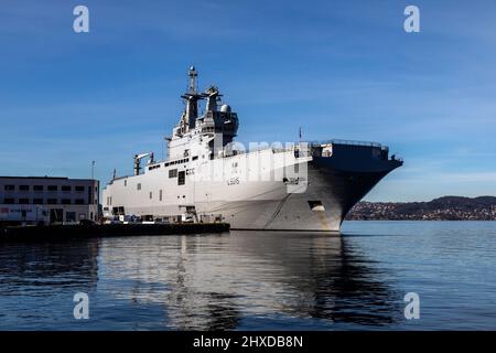 Das französische Kriegsschiff Dixmude L9015, ein amphibisches Angriffsschiff am Bontelabo-Kai im Hafen von Bergen, Norwegen. Stockfoto