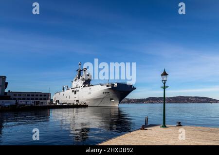 Das französische Kriegsschiff Dixmude L9015, ein amphibisches Angriffsschiff am Bontelabo-Kai im Hafen von Bergen, Norwegen. Stockfoto