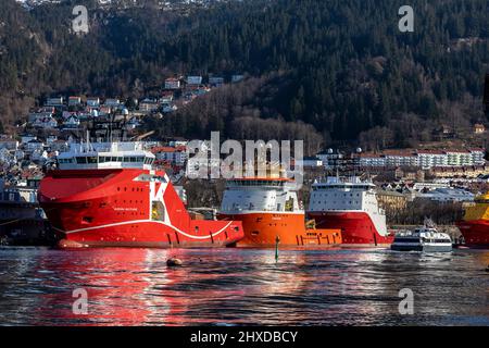 Offshore-Versorgungsschiffe Aurora Saltfjord, Normand Sigma und Siem Pearl am Skolten Kai in bergen, Norwegen. Hochgeschwindigkeits-Katamaran Fjordkatt in Backgroun Stockfoto