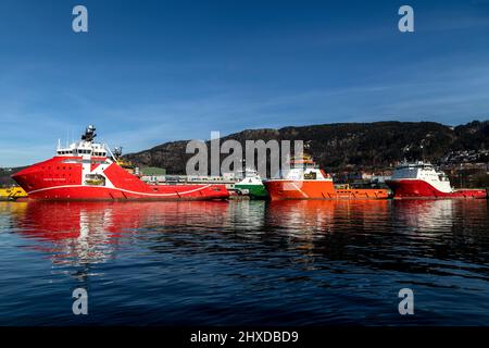 Offshore-Versorgungsschiffe Aurora Saltfjord, Normand Sigma und Siem Pearl am Skolten Kai in bergen, Norwegen. Stockfoto