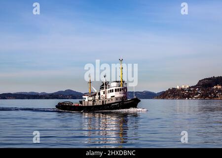 Veteran Schlepper Vulcanus (gebaut 1959) in Byfjorden, auf dem Weg zum Hafen von Bergen, Norwegen. Stockfoto