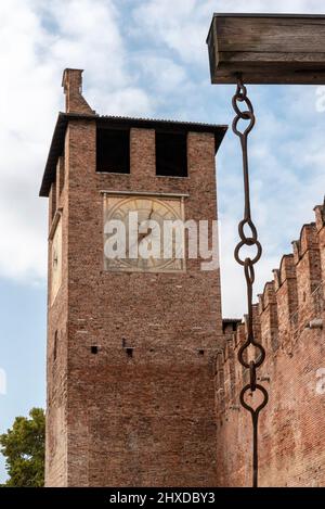 Blick auf einen Turm der mittelalterlichen Burg Castelvecchio in Verona, Italien Stockfoto