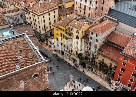 Berühmter Panoramablick über die Dächer von Verona, vom Torre dei Lomberti aus gesehen, Italien Stockfoto
