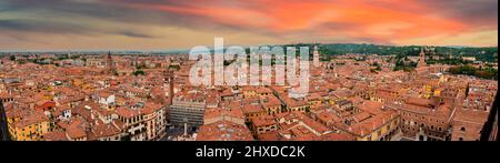 Berühmter Panoramablick über die Dächer von Verona, vom Torre dei Lomberti aus gesehen, Italien Stockfoto