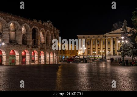 Wunderschön beleuchtete Arena von Verona bei Nacht, Italien Stockfoto