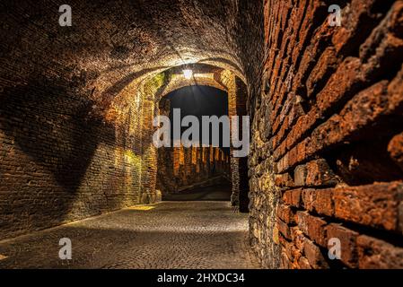 Mittelalterliche Passage zur alten Brücke von Castelvecchio über die Etsch bei Nacht, Verona, Italien Stockfoto