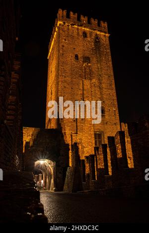 Turm der Burg Castelvecchio in Verona bei Nacht, Italien Stockfoto